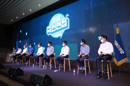 더불어민주당 대통령선거 후보자 선출을 위한 경선에 출마한 추미애 전 법무부 장관(왼쪽부터), 이광재 의원, 이재명 경기지사, 정세균 전 국무총리, 이낙연 전 대표, 박용진 의원, 양승조 충남지사, 최문순 강원지사, 김두관 의원이 1일 서울 여의도 글래드호텔에서 열린 공명선거·성평등 실천 서약식 및 국민면접 프레스데이에 참석하고 있다. 연합뉴스